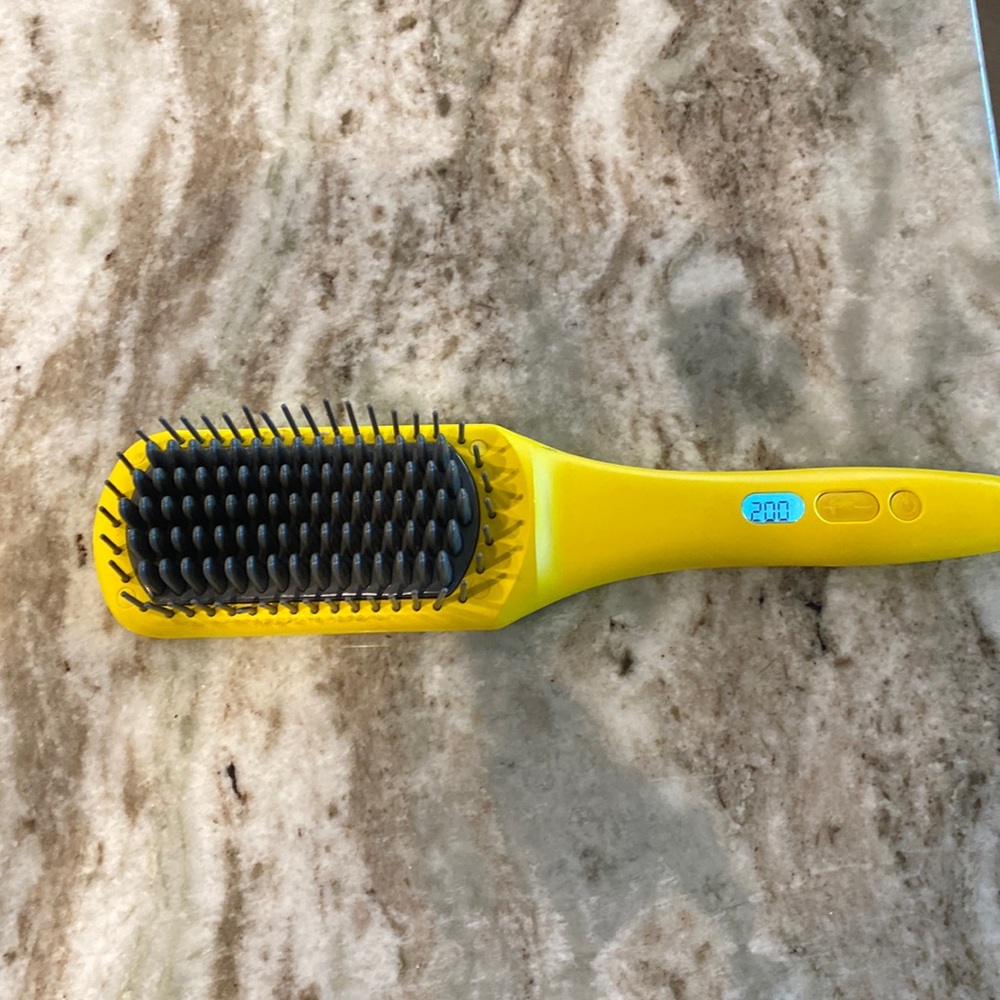 Drybar- Brush Crush Heated Straightening Brush